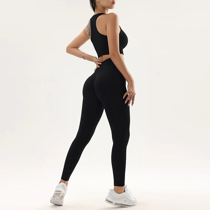 סט “ליאן” – סט יוגה מחטב עם טייץ היי־וויסט וחזיית ספורט נשית ויציבה