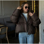 מעיל חורפי קצר לנשים – עם קפוצ׳ון, רוכסן וכפתורים