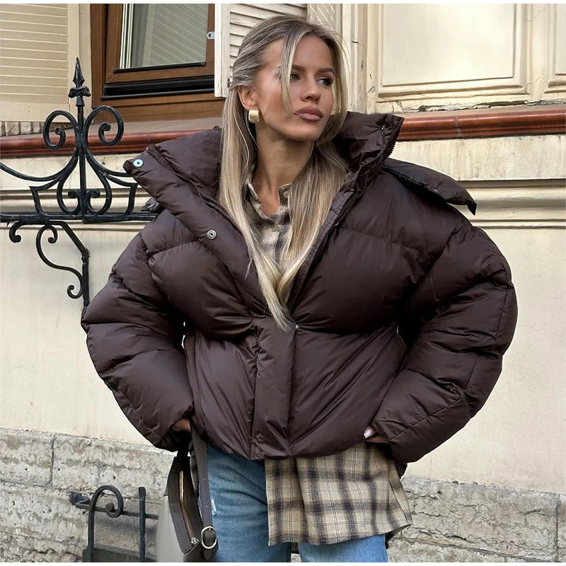 מעיל “אלין” – מעיל חורף קצר עם קפוצ׳ון לגברת האורבנית