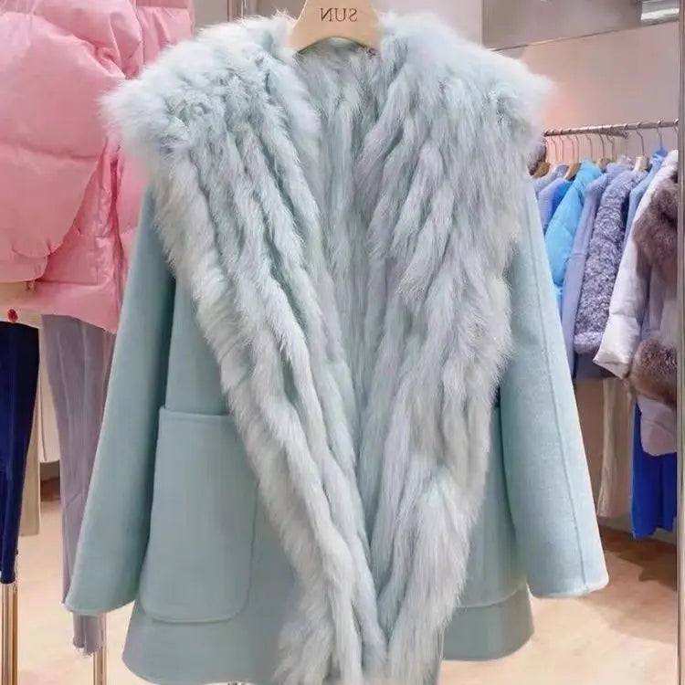 מעיל “אמילי” – מעיל צמר ורוד עם קפוצ’ון ופרווה קצרה, אלגנטי ויוקרתי לחורף 2026