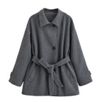 מעיל “ליוויה” – מעיל מיד-לנגת אלגנטי עם חגורה וחזות נקייה לסתיו וחורף