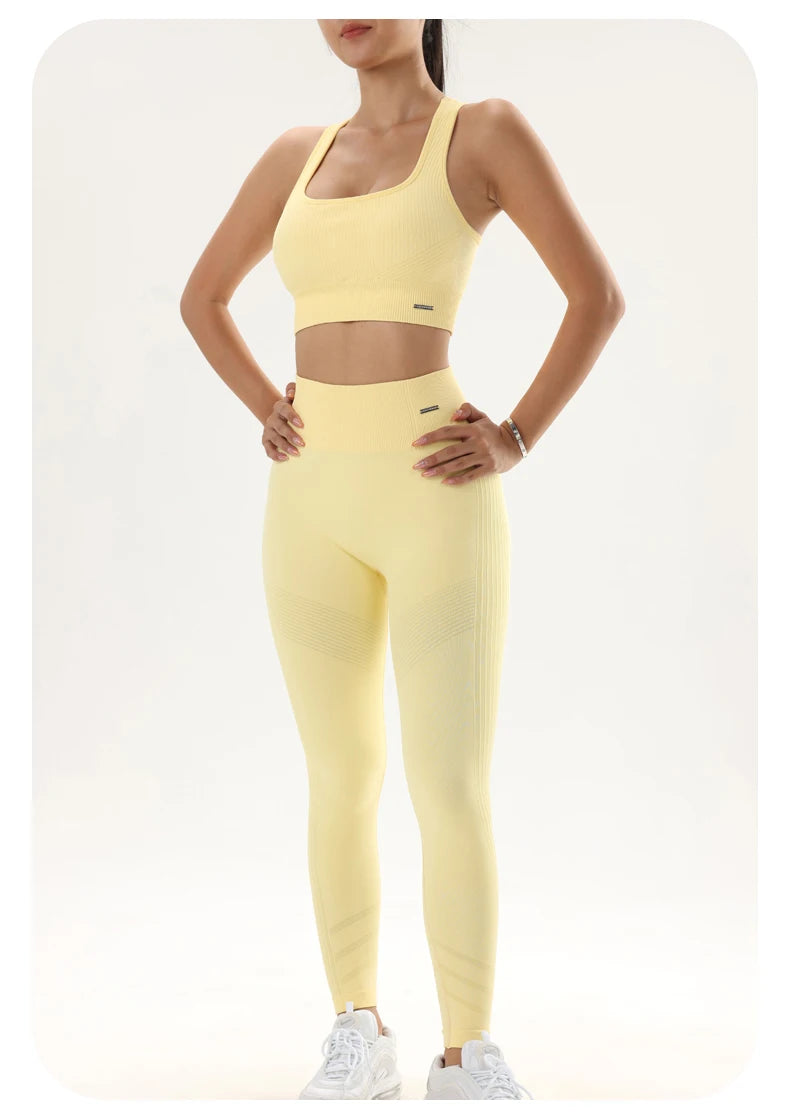 סט “ליאן” – סט יוגה מחטב עם טייץ היי־וויסט וחזיית ספורט נשית ויציבה