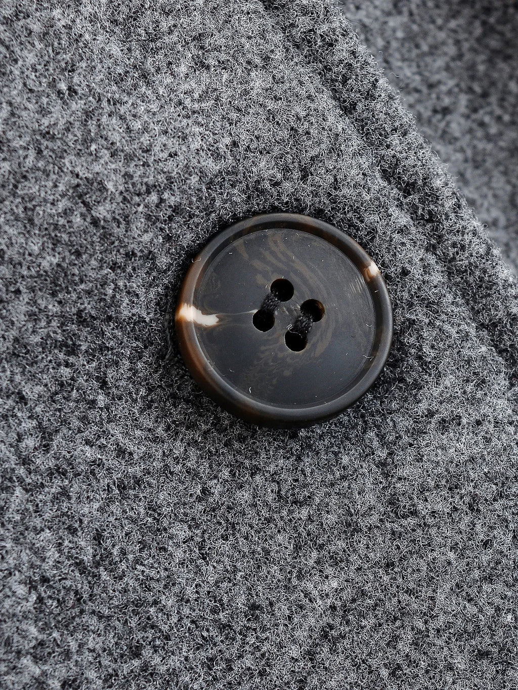 מעיל “ליוויה” – מעיל מיד-לנגת אלגנטי עם חגורה וחזות נקייה לסתיו וחורף