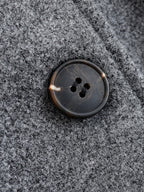 מעיל “ליוויה” – מעיל מיד-לנגת אלגנטי עם חגורה וחזות נקייה לסתיו וחורף