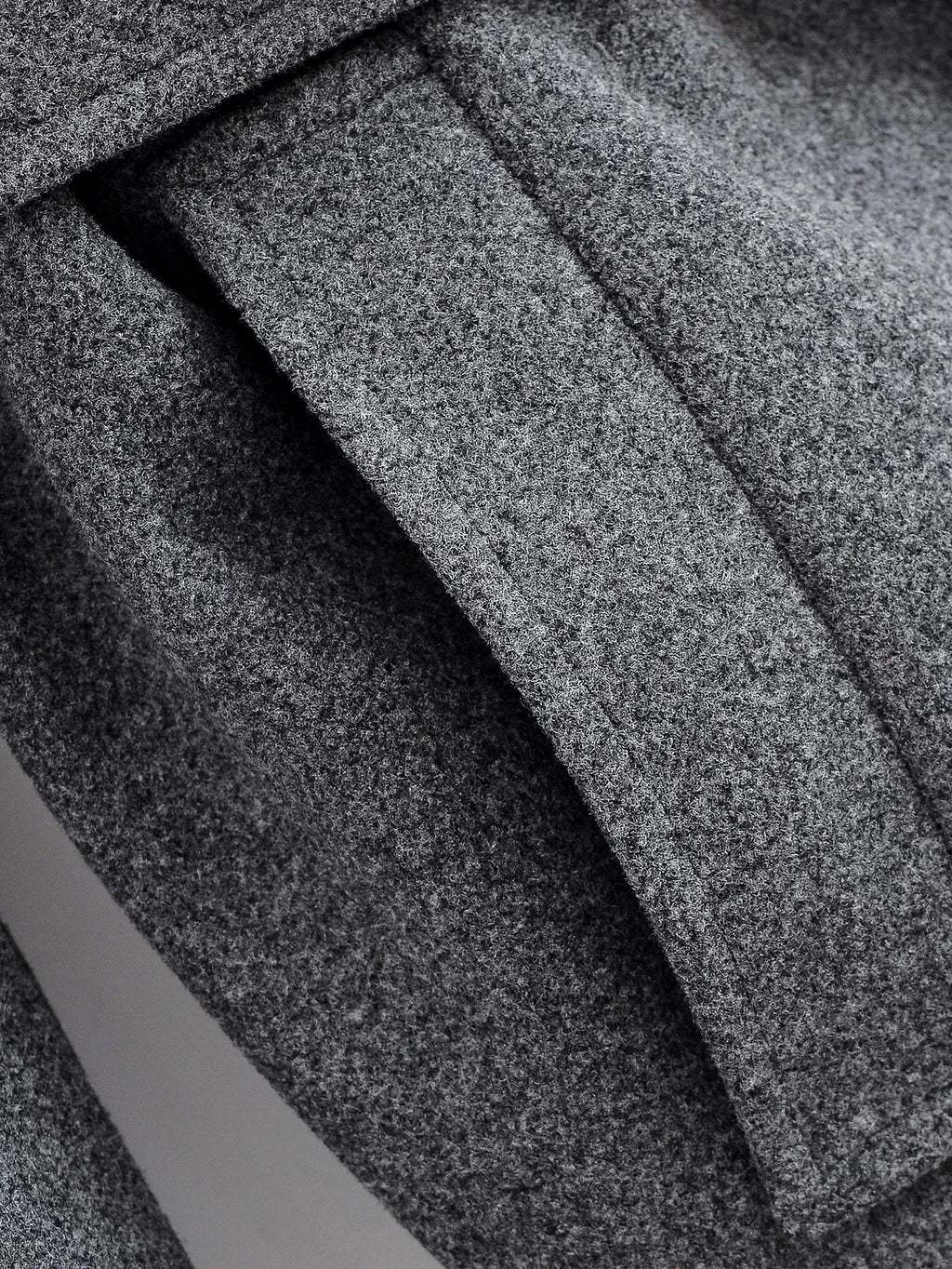 מעיל “ליוויה” – מעיל מיד-לנגת אלגנטי עם חגורה וחזות נקייה לסתיו וחורף