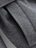 מעיל “ליוויה” – מעיל מיד-לנגת אלגנטי עם חגורה וחזות נקייה לסתיו וחורף