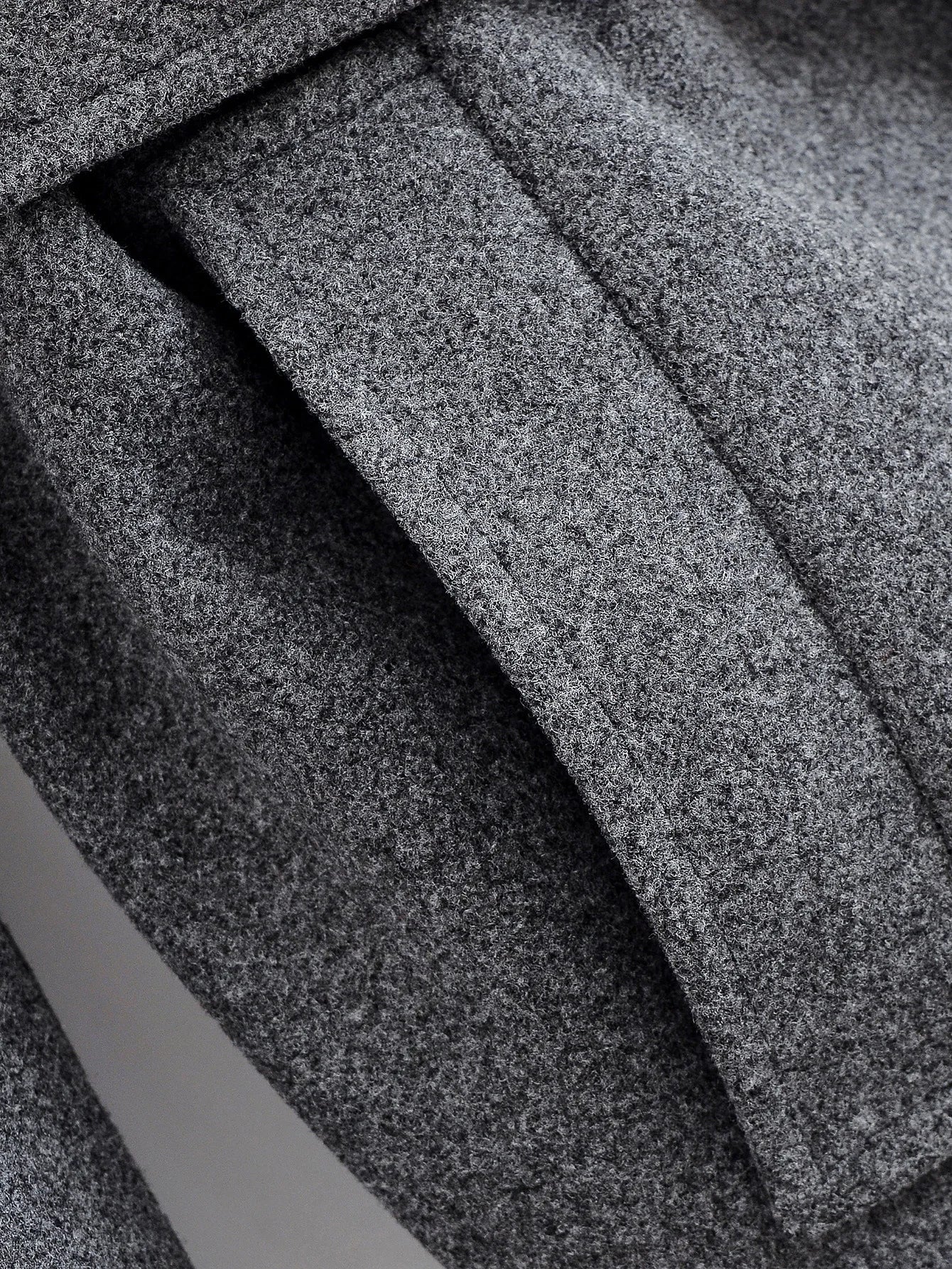 מעיל “ליוויה” – מעיל מיד-לנגת אלגנטי עם חגורה וחזות נקייה לסתיו וחורף