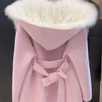 מעיל “אמילי” – מעיל צמר ורוד עם קפוצ’ון ופרווה קצרה, אלגנטי ויוקרתי לחורף 2026