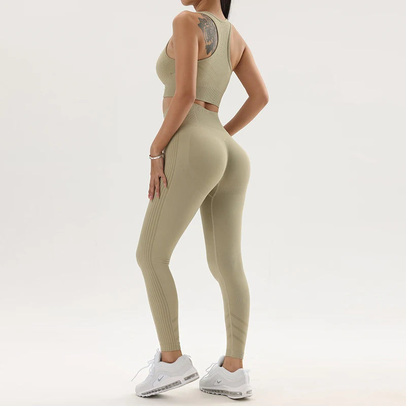 סט “ליאן” – סט יוגה מחטב עם טייץ היי־וויסט וחזיית ספורט נשית ויציבה