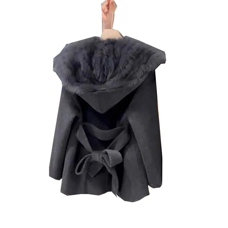 מעיל “אמילי” – מעיל צמר ורוד עם קפוצ’ון ופרווה קצרה, אלגנטי ויוקרתי לחורף 2026