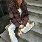 מעיל “אלין” – מעיל חורף קצר עם קפוצ׳ון לגברת האורבנית