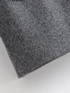 מעיל “ליוויה” – מעיל מיד-לנגת אלגנטי עם חגורה וחזות נקייה לסתיו וחורף